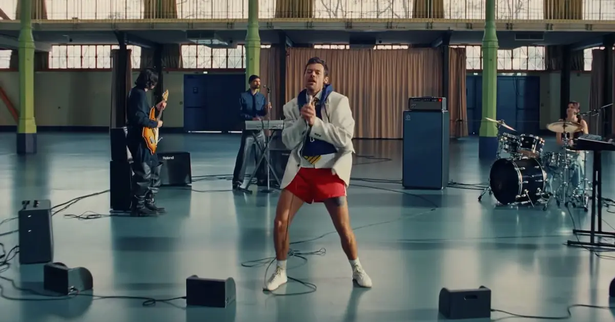 Harry Styles rozpútal disco horúčku v novom klipe „Dance No More“