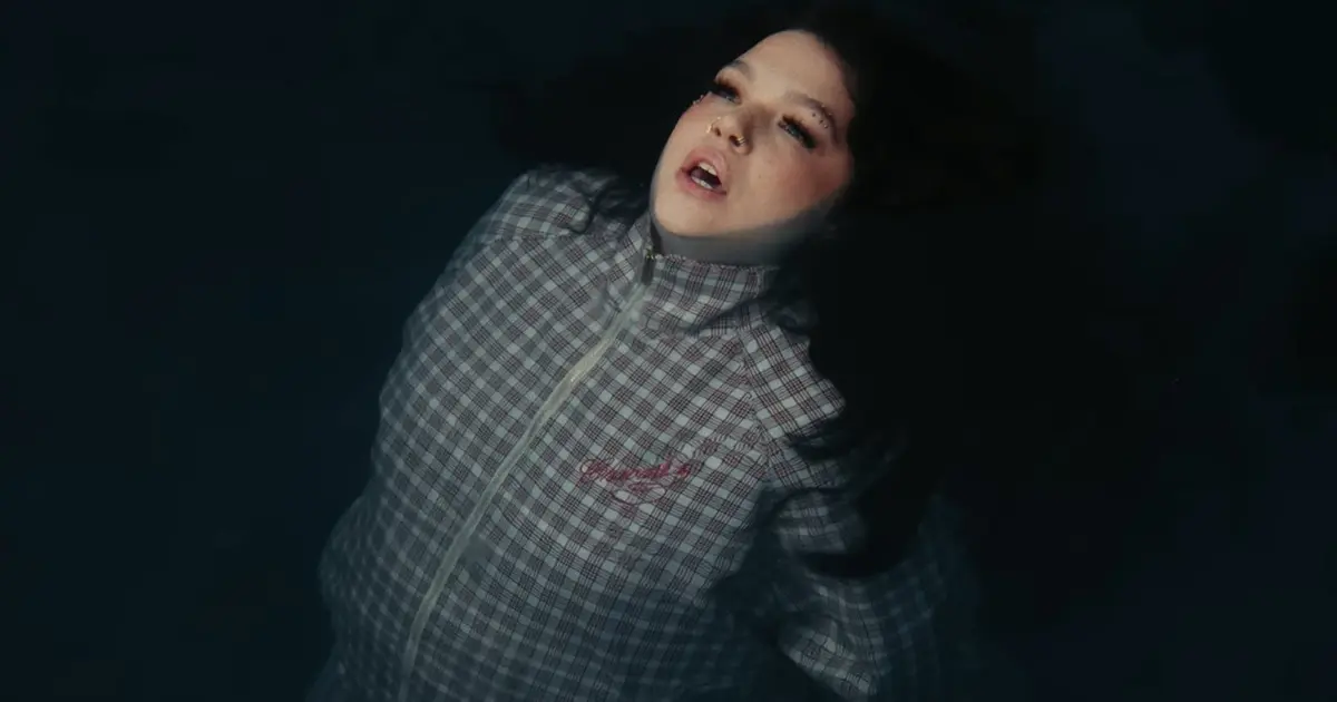 Lola Young je späť s novinkou „From Down Here (From The Water)”