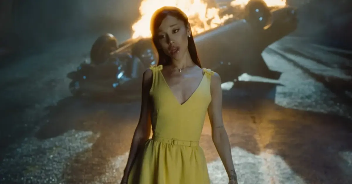 Ariana Grande je späť vo veľkom štýle. Nový klip pripomína temný filmový thriller