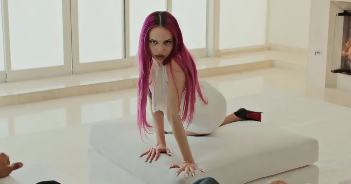 Slovenka ADÉLA ukazuje jemnejšiu tvár v novinke "Red Bottoms"