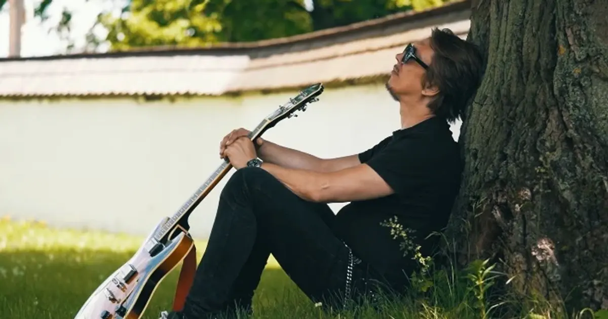 Peter Cmorik prináša ľahký letný song "Nádych Výdych"